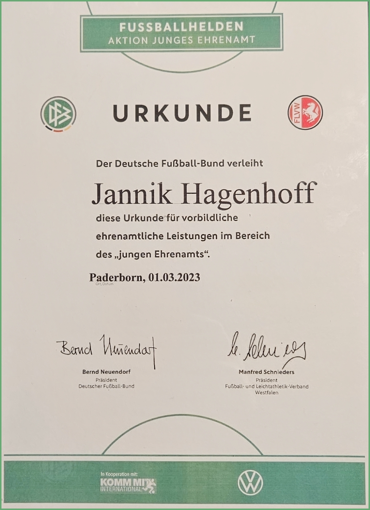 Die DFB-Urkunde als Dankeschön für Jannik Hagenhoff
